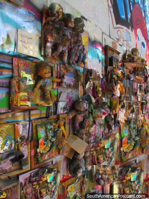 Um mural de parede 3D de bonecas e coisas de crianas em Santiago. (480x640px). Chile, Amrica do Sul.