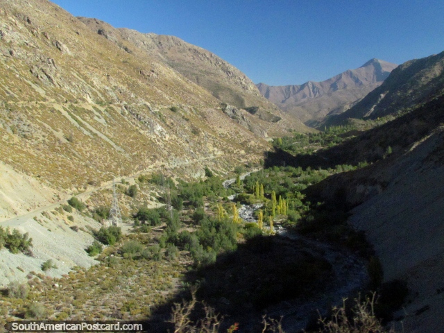 La ascensión encima del valle verde y río entre Los Andes y Portillo. (640x480px). Chile, Sudamerica.