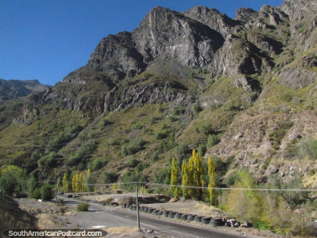 The road is easy up until around Guardia Vieja buts gets much tougher shortly after. (640x480px). Chile, South America.
