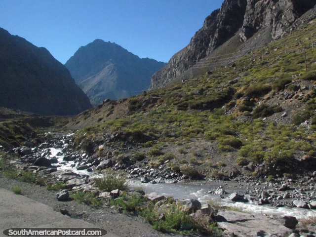 La ascensión despacio pero seguramente a través de y alrededor de las montañas entre Guardia Vieja y Portillo. (640x480px). Chile, Sudamerica.