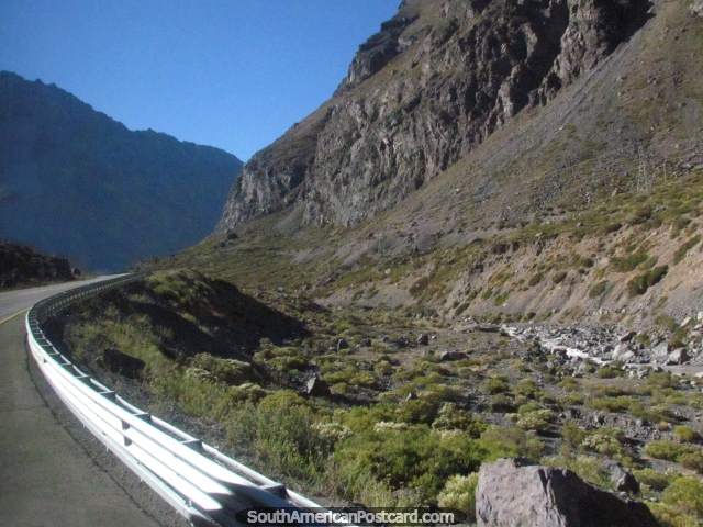 Tem rio a direita, conosco durante todo o tempo por enquanto entre Guardia Vieja e Portillo. (640x480px). Chile, América do Sul.