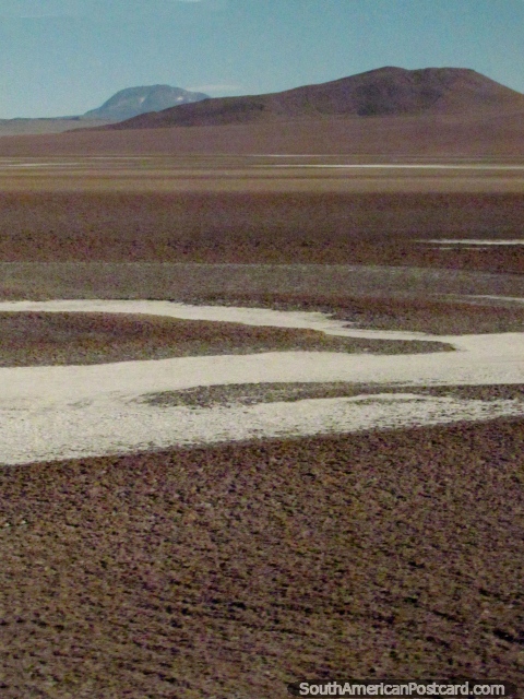 Superficies crujientes, sal y montaas entre Paso de Jama y San Pedro. (480x640px). Chile, Sudamerica.