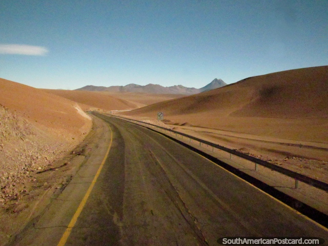 El camino a travs de las montaas entre Paso de Jama y San Pedro. (640x480px). Chile, Sudamerica.