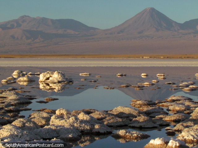 Ilhas de sal cobertas de crosta e montanhas distantes, uma lagoa entre em San Pedro de Atacama. (640x480px). Chile, Amrica do Sul.