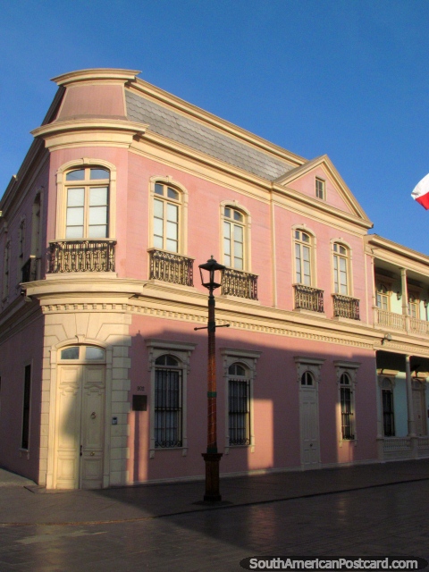 Arquitectura georgiana en Iquique, un edificio rosado con pequeños balcones. (480x640px). Chile, Sudamerica.