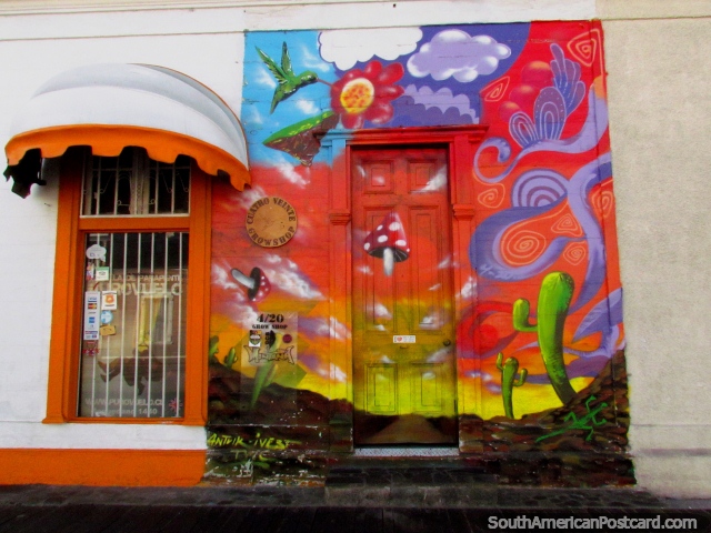 Cogumelo, cacto e uma beija-flor, um mural de parede em uma fachada de loja em Iquique. (640x480px). Chile, América do Sul.