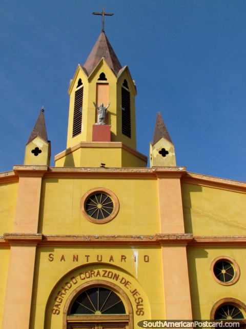 Fachada dianteira de igreja Santuario Sagrado Corazon de Jesus em Iquique. (480x640px). Chile, América do Sul.