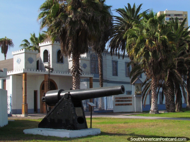 Cannon outside the church and military base across the road from the beach in Iquique. (640x480px). Chile, South America.