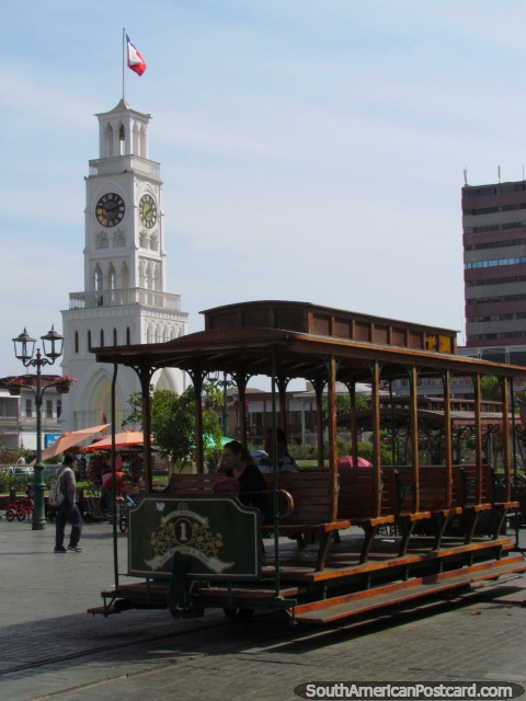 Bonde e a torre de relógio em Praça Prat, o quadrado principal em Iquique. (480x640px). Chile, América do Sul.