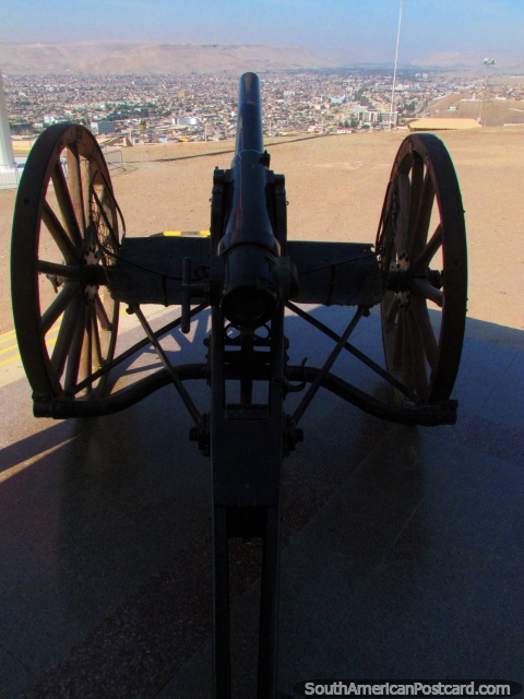 Um canhão do lado de fora do Museu Historico y de Armas em cima do promontório em Arica. (480x640px). Chile, América do Sul.