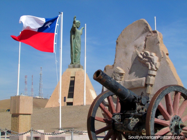 A transversal seção bonita de coisas a ver em El Morro de Arica, estátua de Jesus, bandeira, canhão e monumento. (640x480px). Chile, América do Sul.