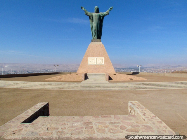 A grande estátua de Jesus em cima de El Morro de Arica, promontório. (640x480px). Chile, América do Sul.