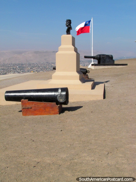 Canhão, bandeira, busto, outra visão em colina de El Morro de Arica. (480x640px). Chile, América do Sul.