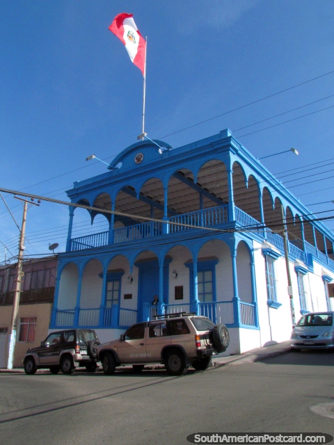 Casa Bolognesi, o azul e de Casa Branca, peruano, em Arica. (480x640px). Chile, Amrica do Sul.