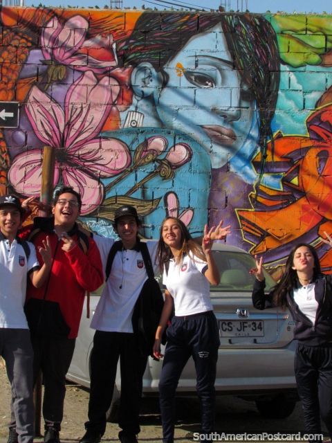 Um ramo de estudantes felizes diverte-se enquanto procuro quadros murais de parede em Arica. (480x640px). Chile, América do Sul.