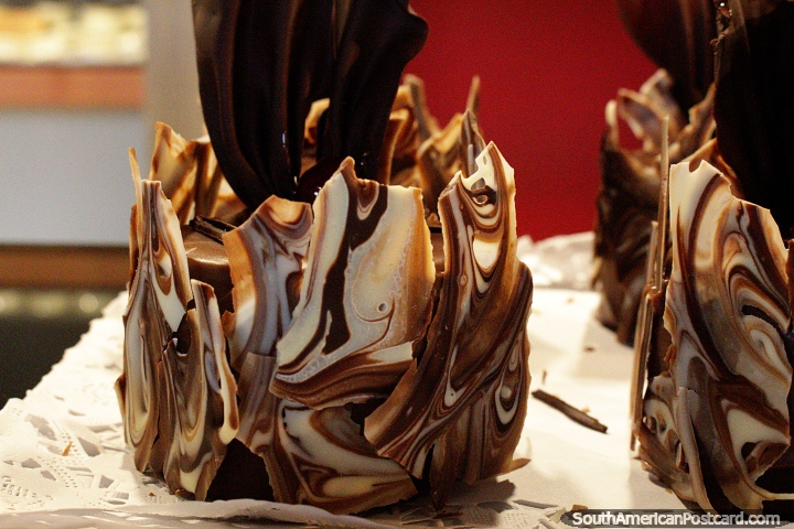 Os bolos de chocolate delicados são um prazer aos botões de gosto em Cafe da P em Pucon. (720x480px). Chile, América do Sul.