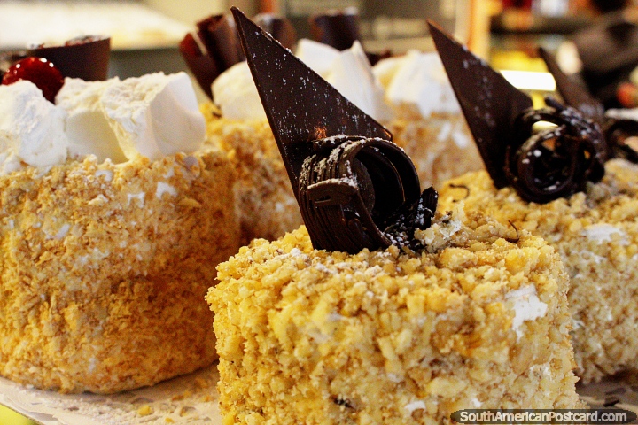 Nozes, chocolate, malvasco, os bolos so deliciosos em Pucon em Cafe da P! (720x480px). Chile, Amrica do Sul.