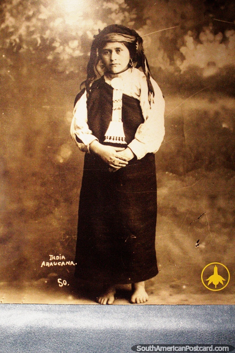 Fotos del pueblo Mapuche se exhiben en el interesante Museo de Historia y Antropologa de Valdivia. (480x720px). Chile, Sudamerica.