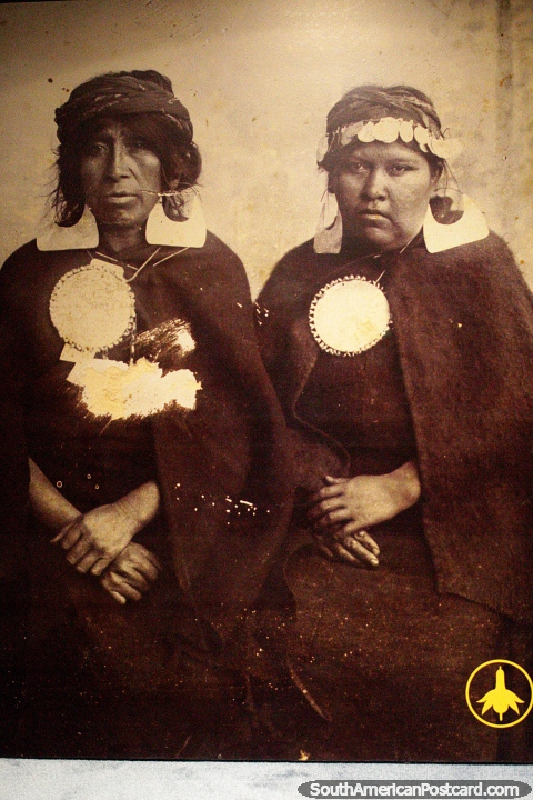 Uma velha foto preta e branca de 2 mulheres de Mapuche que usam pendentes, Museu de Histria e Antropologia, Valdivia. (480x720px). Chile, Amrica do Sul.