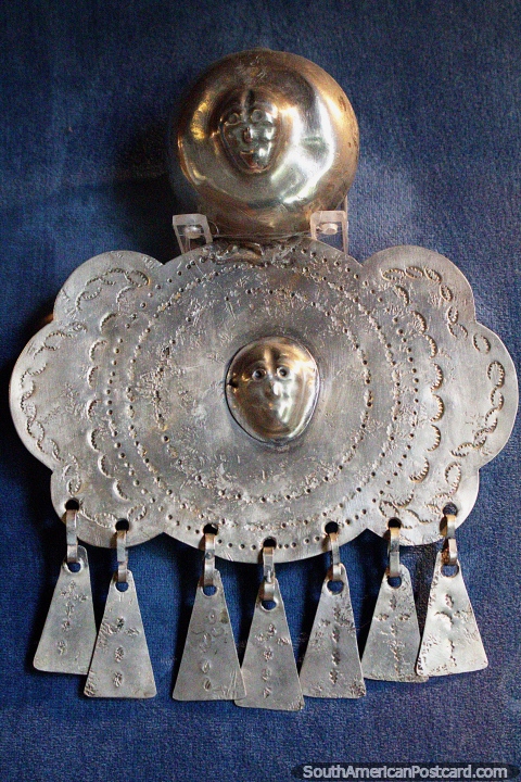 Caras esculpidas em utenslios de prata pelas pessoas de Mapuche, Museu de Histria e Antropologia em Valdivia. (480x720px). Chile, Amrica do Sul.