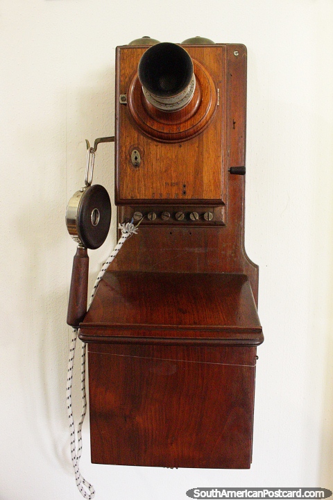 Um telefone primitivo em uma caixa de madeira, no Museu de Histria e Antropologia em Valdivia. (480x720px). Chile, Amrica do Sul.