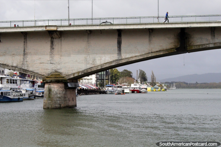 Puente Pedro de Valdivia a travs del Ro Calle-Calle en Valdivia. (720x480px). Chile, Sudamerica.