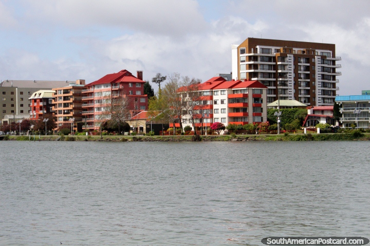 Os apartamentos ao longo da margem do rio fazem um quadro colorido e bonito em Valdivia. (720x480px). Chile, Amrica do Sul.