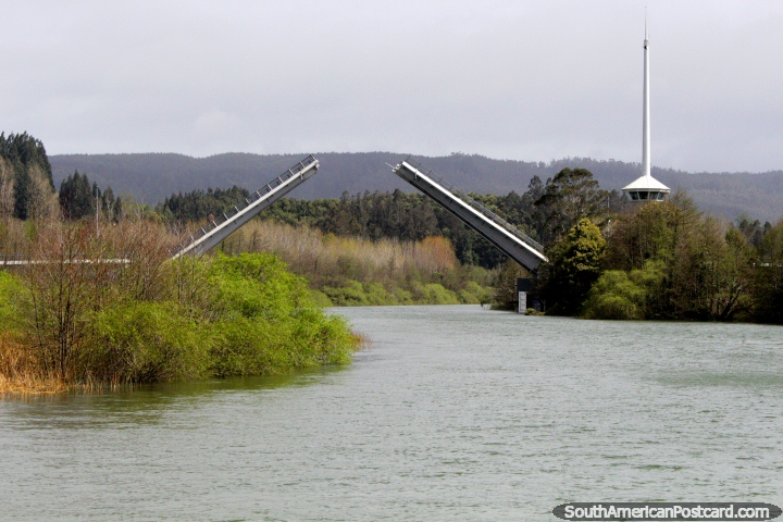 A ponte que se levanta e torre de vigia sobre o rio em Valdivia. (720x480px). Chile, América do Sul.
