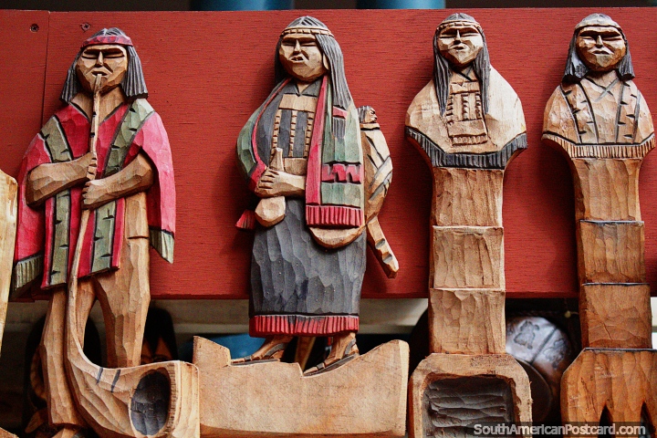 Grupo de 4 indios Mapuches hechos de madera en el mercado de artesanías de Valdivia. (720x480px). Chile, Sudamerica.
