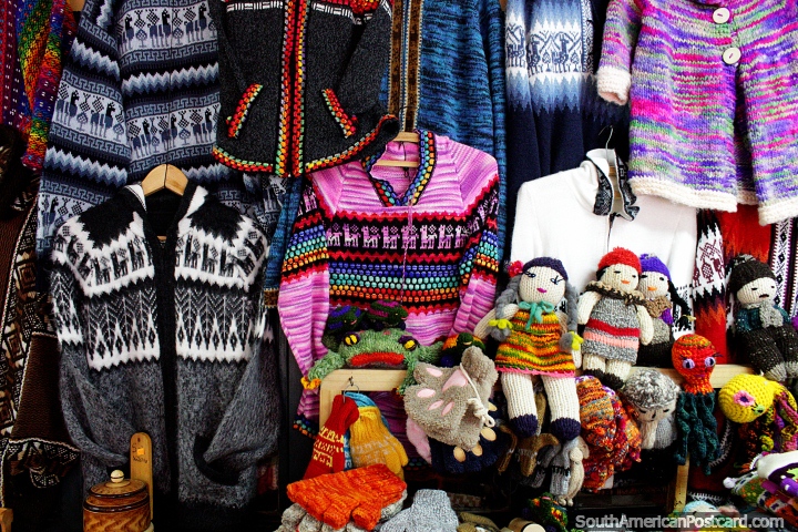 Hermosas camisetas tejidas a mano, mitones y muecas del mercado de artesanas en Valdivia. (720x480px). Chile, Sudamerica.