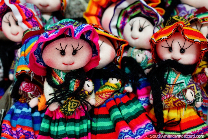 Muecas hechas a mano en coloridos vestidos, artesanas en Valdivia. (720x480px). Chile, Sudamerica.