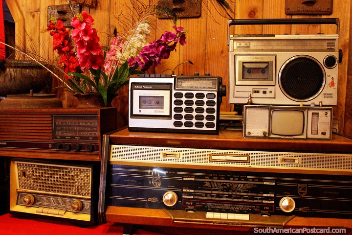Viejos reproductores de casetes y radios en un museo visitado en un paseo en bote en Valdivia. (720x480px). Chile, Sudamerica.