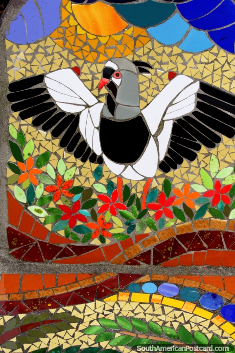 Al ave en vuelo, la plaza en Puerto Montt tiene cuadros en mosaico en los asientos. (480x720px). Chile, Sudamerica.