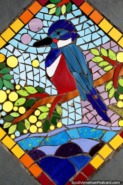 Mosaico de azulejos de un pájaro, diseño agradable, la plaza en Puerto Montt. (480x720px). Chile, Sudamerica.