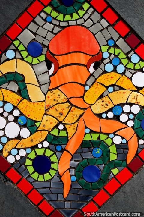 Um octpode cobriu com telhas o mosaico, nos assentos da praa pblica em Porto Montt. (480x720px). Chile, Amrica do Sul.