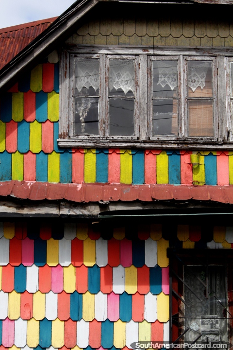 Una vieja y colorida casa hecha de madera, pero no es un monumento nacional, Puerto Montt. (480x720px). Chile, Sudamerica.