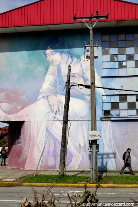 Grande mural de uma mulher em um lado do edifïcio em Porto Montt. (480x720px). Chile, América do Sul.