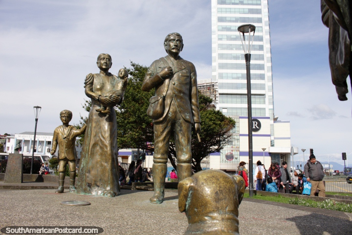 O Monumento da Colonização alemã (1852) em Porto Montt, uma famïlia chega. (720x480px). Chile, América do Sul.