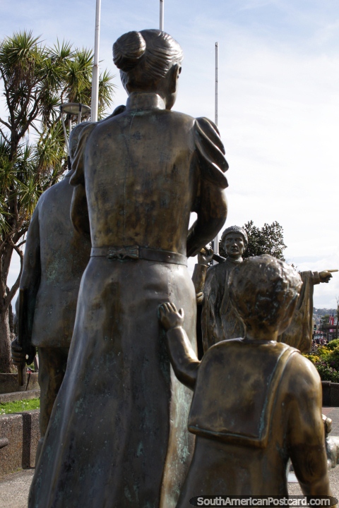 El nativo Juan Currieco muestra el camino a seguir - El Monumento a la Colonización Alemana en Puerto Montt. (480x720px). Chile, Sudamerica.
