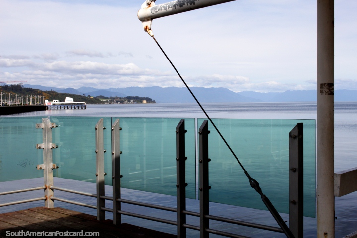 Do pilar de ponte que examina o vidro ao belo oceano em Porto Montt. (720x480px). Chile, Amrica do Sul.