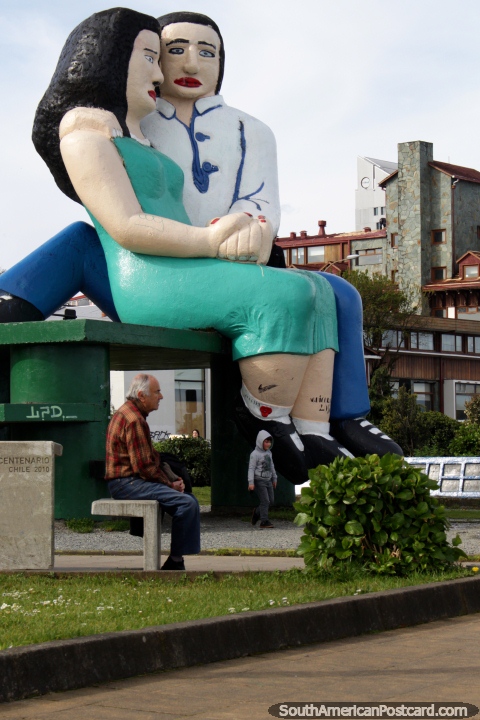 El enorme monumento de 2 Amantes en Puerto Montt, un hombre y una mujer tomados de la mano. (480x720px). Chile, Sudamerica.