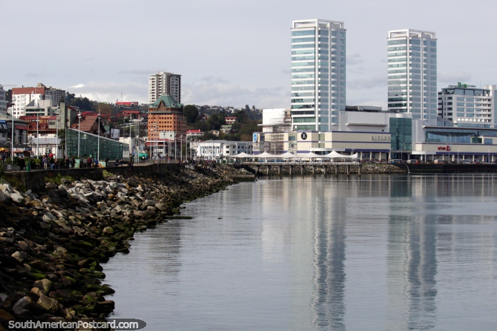 La ciudad central de Puerto Montt, el paseo martimo, el centro comercial Ripley y edificios altos a la derecha. (720x480px). Chile, Sudamerica.