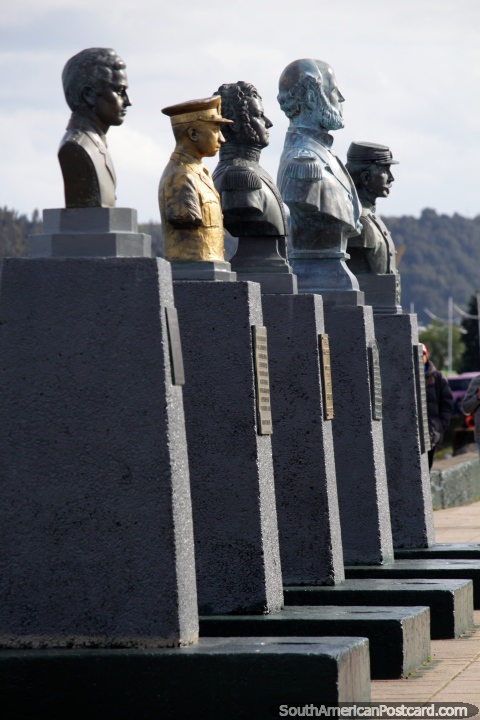 Bernardo O-Higgins (1778-1842), un líder de la independencia de Chile está en medio de 5 bustos en Puerto Montt. (480x720px). Chile, Sudamerica.