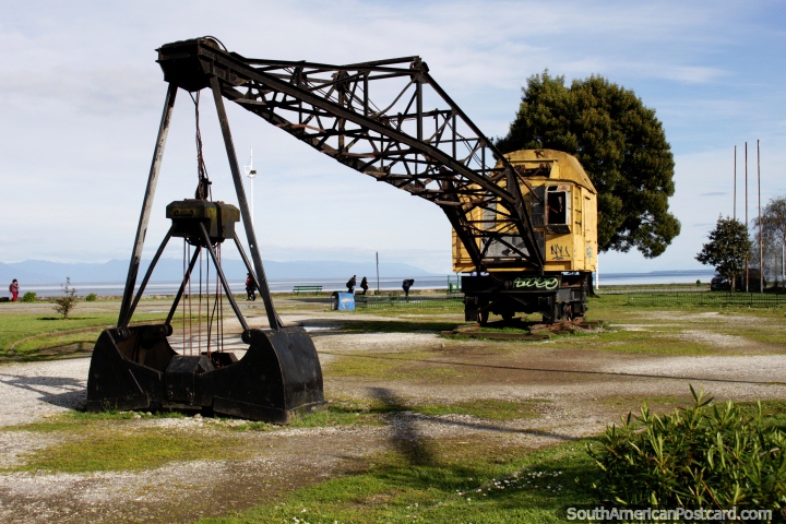 Um velho grou nos trens instala-se na terra a margem de gua em Porto Montt. (720x480px). Chile, Amrica do Sul.