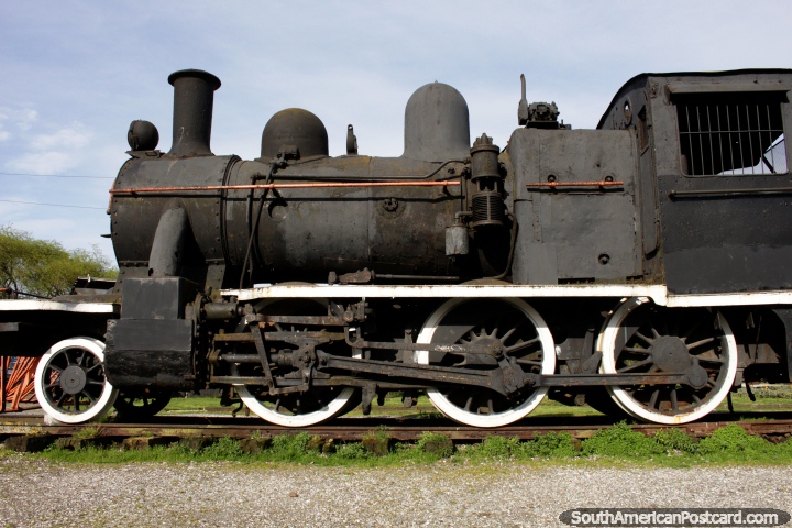 Um velho vapor preto prepara-se no parque perto do terminal de nibus em Porto Montt. (720x480px). Chile, Amrica do Sul.