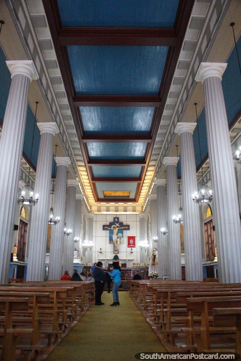 Dentro da catedral em Porto Montt construïdo em 1896, alto teto azul e altas colunas. (480x720px). Chile, América do Sul.
