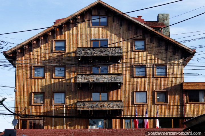 Um belo edifïcio de madeira com balcões gravados em Porto Montt. (720x480px). Chile, América do Sul.