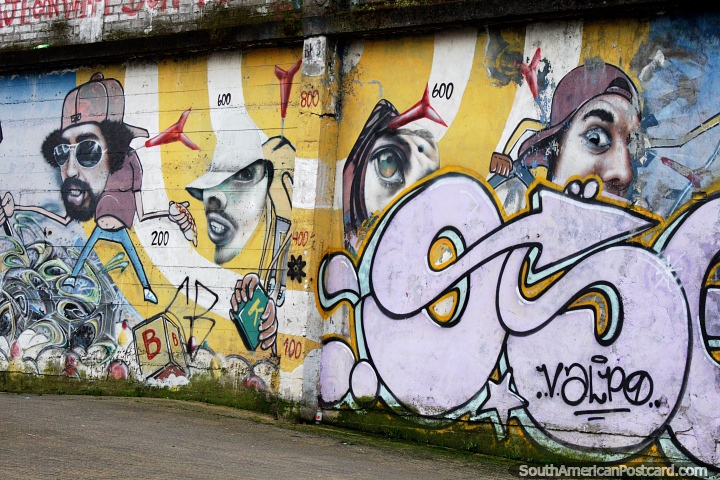 4 caras em uma parte áspera de arte de rua nos arrabaldes de Porto Montt. (720x480px). Chile, América do Sul.