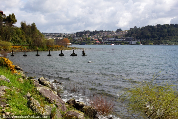 O lago Llanquihue, que rememora em direo ao centro da cidade em Porto Varas. (720x480px). Chile, Amrica do Sul.