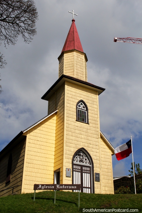 A Igreja Luterana (1924) em Porto Varas  um monumento nacional. (480x720px). Chile, Amrica do Sul.
